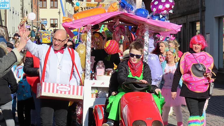 Popcorn fürs Publikum beim Böschemer Rosenmontagszug.