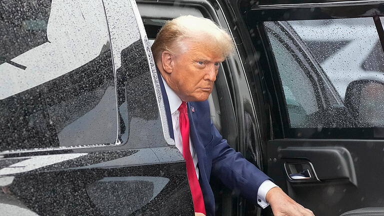 Trump erneut angeklagt.jpeg       -  Rein in die Limousine, raus aus der Limousine: Ex-Präsident Donald Trump muss sich nun mit einer vierten Anklage beschäftigen. Es geht unter anderem um eine Verschwörung zur rechtswidrigen Änderung von Wahlergebnissen.