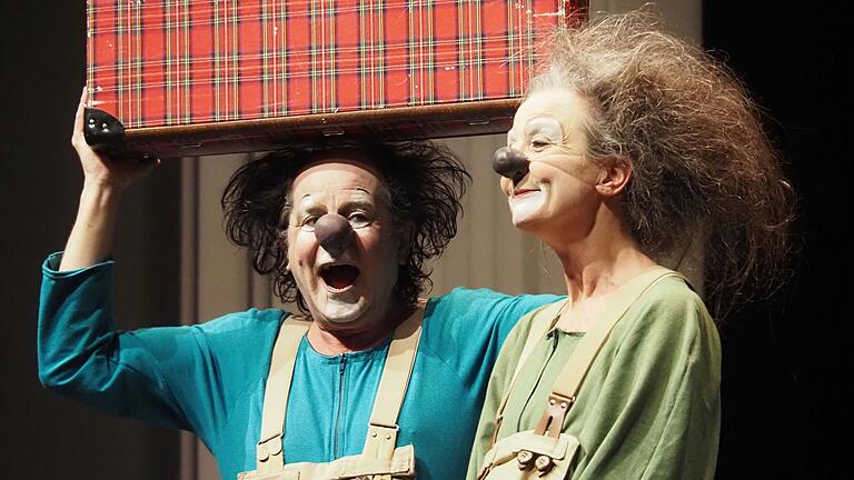 'Pohyb´s und Konsorten' kamen mit mobilem Schmunzeltheater für Kinder und Erwachsene gleichermaßen. 'Pohyb´s und Konsorten' kamen mit mobilem Schmunzeltheater für Kinder und Erwachsene gleichermaßen.