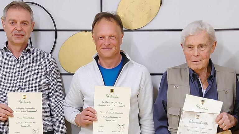 Für 50 Jahre Treue wurden geehrt: (von links) Alfred Gerlach, Michael Vorndran sowie Horst Vonroth, der im letzten Jahre auch zum Ehrenmitglied ernannt wurde. Es fehlen: Helmut und Susanne Hämel, Michael Höfler, Werner Reuß und Jürgen Schneider.       -  Für 50 Jahre Treue wurden geehrt: (von links) Alfred Gerlach, Michael Vorndran sowie Horst Vonroth, der im letzten Jahre auch zum Ehrenmitglied ernannt wurde. Es fehlen: Helmut und Susanne Hämel, Michael Höfler, Werner Reuß und Jürgen Schneider.
