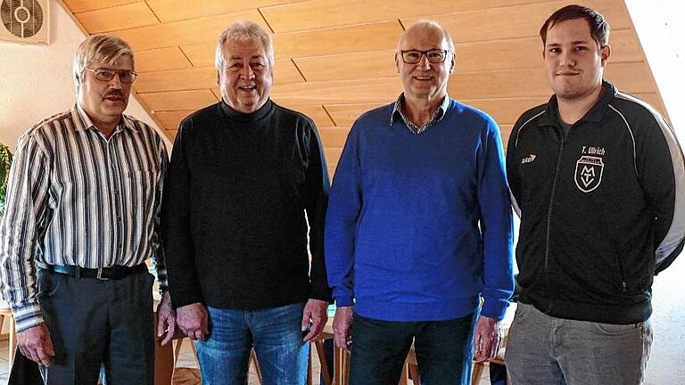 Der Turnverein ernannte treue und engagierte Personen zu Ehrenmitgliedern (von links): der scheidende Vorsitzende Werner Fischer, Peter Hummel und Georg Kunkel sowie der neue Vorsitzende Tobias Ullrich.