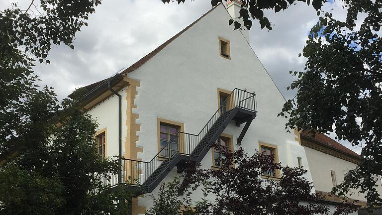 An der Südseite der Stadtbibliothek wurde in den vergangenen Tagen die stählerne Treppe installiert, die im Notfall als zweiter Fluchtweg aus dem ersten und zweiten Stock dienen kann.