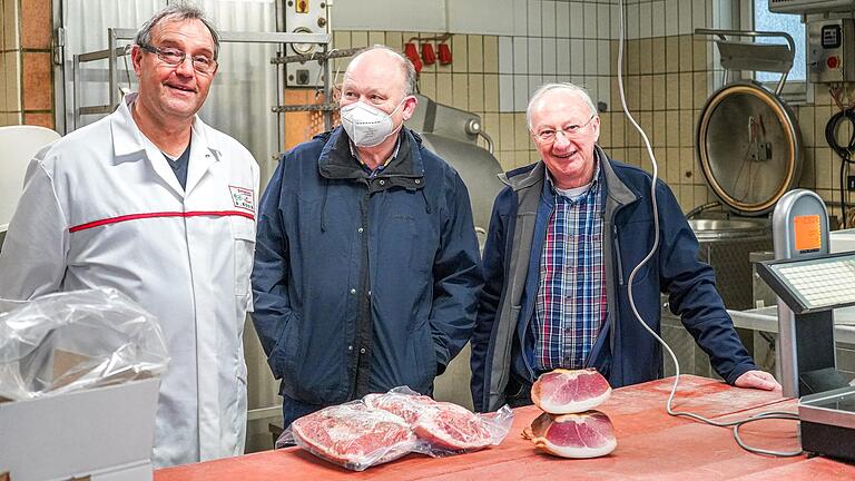 Das sind einige der Gesichter, die hinter dem neuen Rhöner Schinken stehen (von links): Anton Koob von der Metzgerei Koob aus Bad Neustadt, Michael Geier von der bayerischen Verwaltung des Biosphärenreservats Rhön und Gerald Schneider vom Verein Rasdorfer Genuss-Kultur.