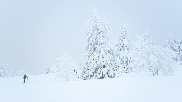 Ganz in Weiß war die Landschaft am Gipfel des Kreuzbergs bei Bischofsheim im Januar 2021. An diesem Wochenende mit Höchsttemperaturen von über 35 Grad wünschen sich sicherlich einige kühlere Temperaturen.&nbsp;