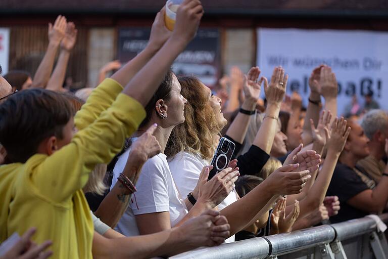 Das erste Konzert des diesjährigen Rösler-Open-Airs auf Schloss Eyrichshof brachte gleich einen Star auf die Bühne. Die Fans waren voller Sangesfreude. Das erste Konzert des diesjährigen Rösler-Open-Airs auf Schloss Eyrichshof brachte gleich einen Star auf die Bühne. Die Fans waren voller Sangesfreude.