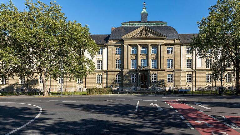 Blick auf den Wittelsbacher Platz in Würzburg und die Bäume, die um den Platz herum stehen. Der Bereich vor dem Unigebäude soll im Zuge des Straßenbahnbaus umgestaltet und zu einem 'richtigen' Platz werden. Dafür müssen Bäume fallen, es werden aber neue gepflanzt. Blick auf den Wittelsbacher Platz in Würzburg und die Bäume, die um den Platz herum stehen. Der Bereich vor dem Unigebäude soll im Zuge des Straßenbahnbaus umgestaltet und zu einem 'richtigen' Platz werden. Dafür müssen Bäume fallen, es werden aber neue gepflanzt.