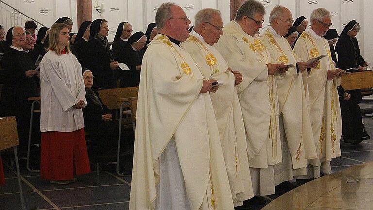 Feierten mit den Kreuzschwestern den Festgottesdienst zum 60-jährigen Bestehen des Klosters in Gemünden (von links): Pfarrer Richard Englert, Pfarrer Wolfgang Stettler, Domkapitular Dietrich Seidel, Pfarrer Hubert Wehner und Pfarrer Rudolf Scherbaum. Feierten mit den Kreuzschwestern den Festgottesdienst zum 60-jährigen Bestehen des Klosters in Gemünden (von links): Pfarrer Richard Englert, Pfarrer Wolfgang Stettler, Domkapitular Dietrich Seidel, Pfarrer Hubert Wehner und Pfarrer Rudolf Scherbaum.