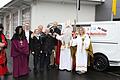Fahrzeugübergabe zugunsten der Aktion 'Ein Baum für Schweinfurt' bei Auto Löffler mit (von links) Nikolaus-Helfern, Mike und Lisa Löffler, Stefan Labus vom an der Aktion beteiligten Verein Schweinfurter Kindertafel, Robert Löffler, Aktionskoordinator Rüdiger Wolf, sowie dem Fränkischen Marktnikolaus und einem Weihnachtsengel.
