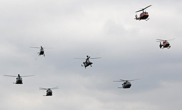 Hubschrauber aus allen Heeresfliegerverbänden begrüßten die Bell UH-1D über dem Flugplatz Bückeburg. Hubschrauber aus allen Heeresfliegerverbänden begrüßten die Bell UH-1D über dem Flugplatz Bückeburg.