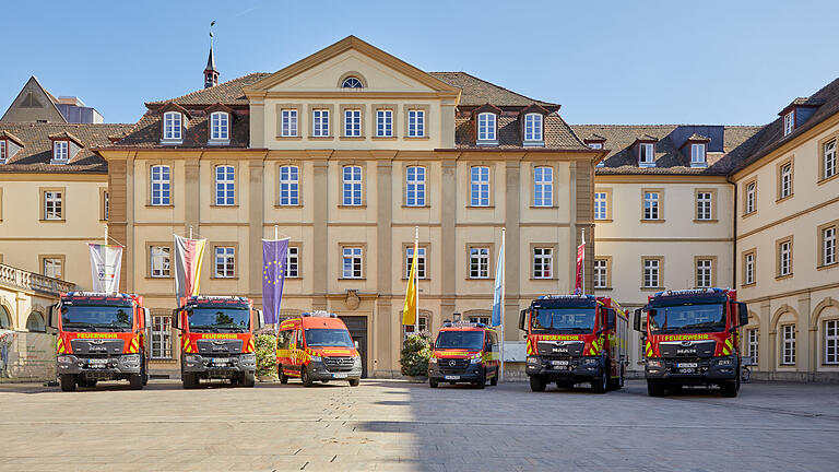 Sechs neue Autos für die Feuerwehr: Was die alles können*Dem Ehrenabend der Freiwilligen Feuerwehr Würzburg am Dienstag, 13. Juni, geht eine besondere Fuhrpark-Präsentation im Rathaus-Innenhof voraus: Bereits um 17.30 Uhr werden hier gleich sechs neue Fahrzeuge vorgestellt, die für die Berufsfeuerwehr und die Freiwillige Feuerwehr Würzburg seit kurzem im Einsatz sind beziehungsweise nun ihren Dienst antreten.