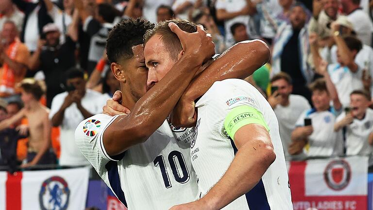 Euro 2024: Niederlande - England       -  Englands Harry Kane (r) jubelt mit Jude Bellingham über sein Elfmetertor zum 1:1-Ausgleich im Halbfinale gegen die Niederlande.