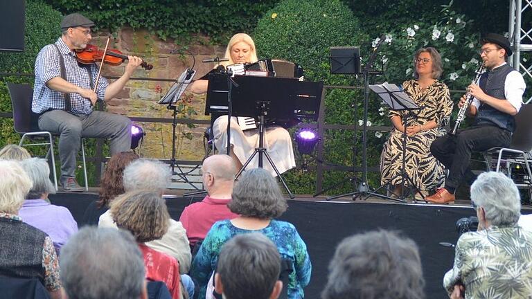 Klezmermusik vom „Trio Ardente“ begeisterte die Gäste im Stadtgärtchen von Marktheidenfeld.