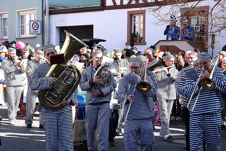 Ein bunter Gaudiwurm zog beim Faschingszug in Erlenbach durch die Straßen. Ein bunter Gaudiwurm zog beim Faschingszug in Erlenbach durch die Straßen.
