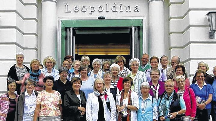 Auf den Spuren der Leopoldina: Links der Bauschturm. Oben: Der Besuch in der Stadtapotheke ist Teil der Führung. Darunter das Wappen der Akademie und die drei Führerinnen  Karla Wiedorfer, Bettina Geiger und Birgit Höhl. Ganz unten: Der Evangelische Frauenbund zusammen mit der Generalsekretärin Prof. Dr. Jutta Schnitzer-Ungefug vor dem Akademie-Gebäude in Halle.