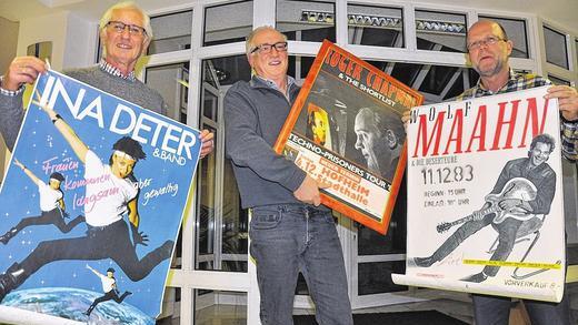 Die hohe Zeit der JUZ-Konzerte: Die Organisatoren von damals, Günther Geiling, Andreas Schmitt und Werner Mock (von links), zeigen einige Plakate der damaligen Großveranstaltungen.