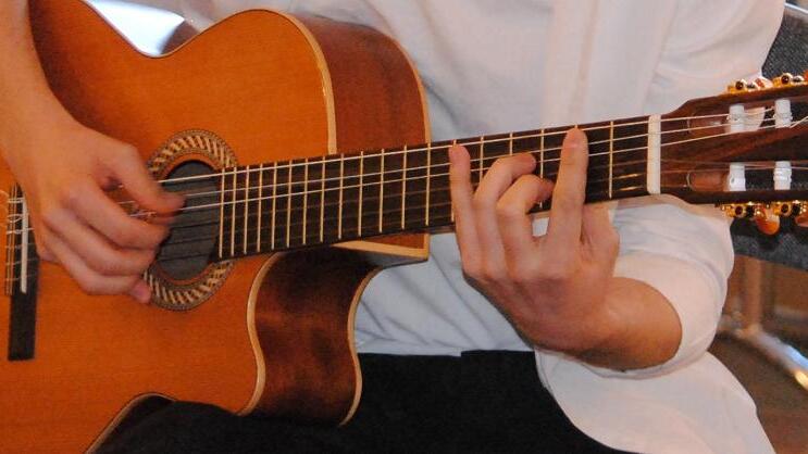 Eine herkömmliche Gitarre &ndash; in heutiger Zeit ausreichend, um Werke in herkömmlicher Stimmung zu interpretieren. Doch in der Renaissance und im Barock war eine Vielzahl anderer Stimmungen gebräuchlich. Diese wurden nun an der Summer School der Würzburger Musikhochschule mit Hilfe eines neuartigen Instruments erforscht, der mikrotonalen Gitarre.