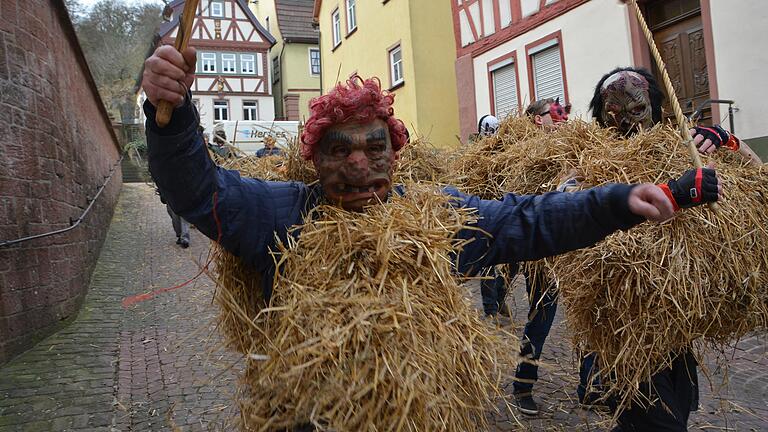 Die Bercher Strohbären ziehen unter wildem Knurren und lautem Peitschenknallen von Bergrothenfels nach Rothenfels.