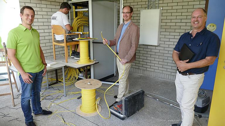 Bislang wurden an der Grundschule Süd in Lauda-Königshofen rund 10 Kilometer Kabel verlegt, um den Einzug der digitalen Technik voranzubringen. Im Bild (von links) Martin Bethäuser (stellvertretender&nbsp; Fachbereichsleiter), Bürgermeister Lukas Braun und Stadtarchitekt Frank Kaiser