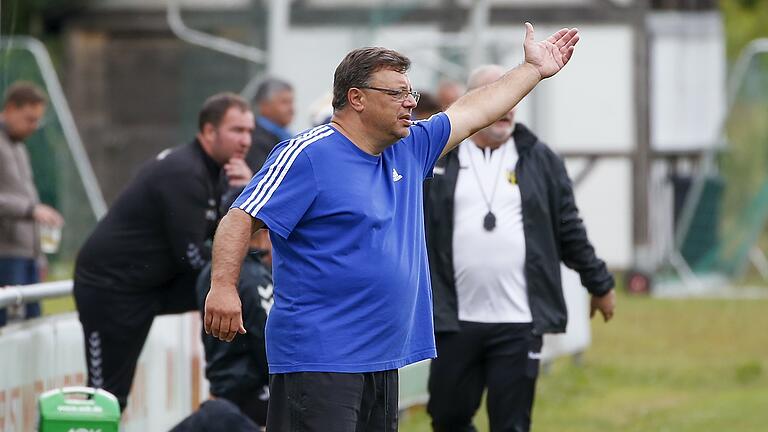 Trainer Harald Funsch (WFV) gibt seinen Spielern Anweisungen. Auf den Auswärtssieg beim SV Seligenporten soll am Freitagabend auch der erste Heimsieg dieser Saison gelingen. Gegner ist der TSV Großbardorf.