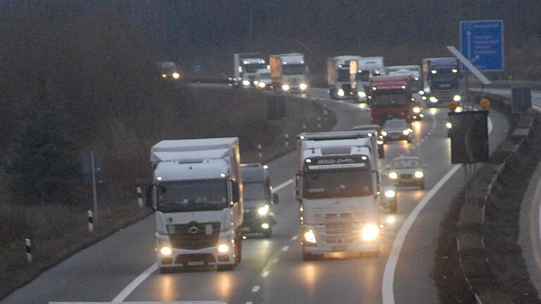 Auf den Autobahnen fährt ein Lastwagen hinter dem anderen. Doch auch in Deutschland werden die Lkw-Fahrer knapp.