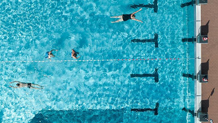 Blick in das Becken eines Freibads mit einer Drohne. Bis im Volkacher Freibad wieder geschwommen werden kann, werden noch mindestens zwei Jahre vergehen.