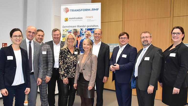 Vom Mainfränkischen Transformationsprojekt werden vor allem kleine und mittlere Betriebe profitieren. Darüber sind sich (von links) Anna Heugel (Prognos AG), Wilhelm Schneider (Landrat Landkreis Haßberge), Volker Bräutigam (FHWS), Dieter Pfister (Maincor Rohrsysteme), Carolin Trips (Trips Group),&nbsp;Åsa Petersson (Mainfranken GmbH),&nbsp;&nbsp;FHWS-Präsident Robert Grebner,&nbsp; Patrick Döring (Hummel Plastic), Matthias Künzel (Bundeswirtschaftsministerium Berlin) und Marlen Wehner (Wirtschaftsjunioren) einig.&nbsp;