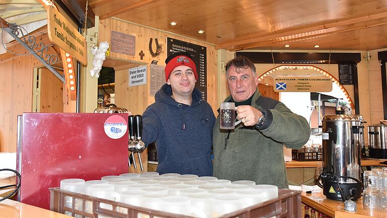 Die 'Engelspyramide', das sind vor allem Peter Bergmann junior (32) und Peter Bergmann senior (61). Für ihre Glühwein-Kreationen arbeiten sie eng mit dem Wipfelder 'Weingut Lother' zusammen.