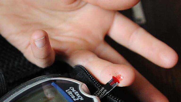 Diabetes kann zu Nervenschäden in den Füßen führen. Werden Verletzungen zu spät erkannt, bleibt als Option meist nur noch eine Amputation. Foto: Jens Kalaene - Diabetes Typ-1 kann häufig abrupt auftreten. Wie Sie die Erkrankung bemerken. Diabetes kann zu Nervenschäden in den Füßen führen. Werden Verletzungen zu spät erkannt, bleibt als Option meist nur noch eine Amputation. Foto: Jens Kalaene - Diabetes Typ-1 kann häufig abrupt auftreten. Wie Sie die Erkrankung bemerken.