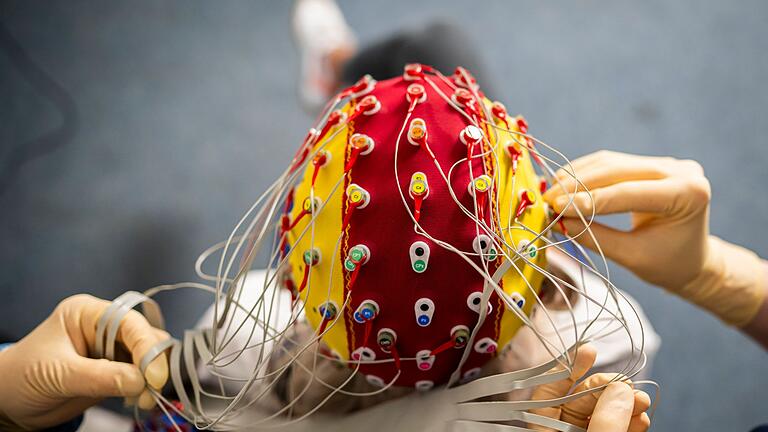 100 Jahre EEG - Gedankenlesen mit einem EEG ist laut Experten bislang nur begrenzt möglich. 100 Jahre EEG - Gedankenlesen mit einem EEG ist laut Experten bislang nur begrenzt möglich.