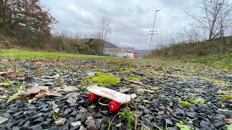 Auf einer dreieckigen Grundstückfläche zwischen der Weißensteinstraße, dem Modegeschäft Fussl und der Bahnlinie soll ein neues Gemündener Freizeitareal mit Skaterplatz entstehen. Auf einer dreieckigen Grundstückfläche zwischen der Weißensteinstraße, dem Modegeschäft Fussl und der Bahnlinie soll ein neues Gemündener Freizeitareal mit Skaterplatz entstehen.