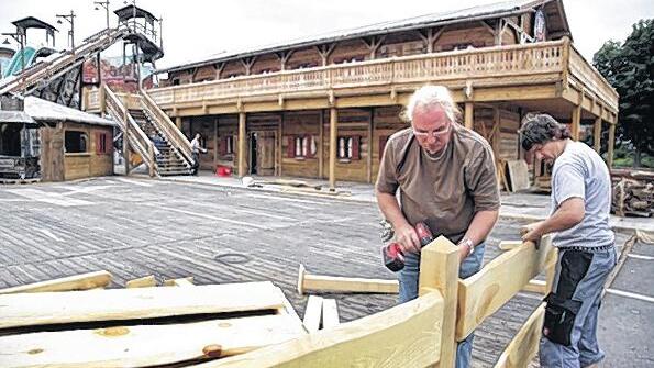 Kiliani: Neuer „Bräustadel“ fast fertig - (ella) Unübersehbar ist auf der Talavera bereits der neue Bräustadel des Kitzinger Festwirts Oliver Höhn. Er löst – wie bereits berichtet – in diesem Jahr beim Kiliani-Volksfest den Stadlwirt ab. Bei einem Pressegespräch stellten jetzt die Verantwortlichen weitere Eckpunkte des Konzeptes vor. So wird die Maß des extra eingebrauten Tucher-Exportbieres 7,50 Euro kosten. Ausgeschenkt wird im zweigeschossigen Stadel und dem Biergarten zudem noch Erdinger Urweisse. Der Stadel mit seinen Galerie-Balkonen ist luftig bestuhlt und fasst 500 Personen, der Biergarten bietet 600 Gästen Platz. Das Programm, so Höhn, soll das Programm im großen Festzelt ergänzen, so wird es an beiden Sonntagnachmittagen unverstärkte Blasmusik von den Kesselring Musikanten geben, am ersten Montag bildet Donny Vox den Kontrast zu den „Troglauer Buam“ im Zelt. Für das leibliche Wohl der Gäste sorgt Jan Endres (Alte Mainmühle) mit seinem Team. Auf der Karte stehen typische Volksfest-Gerichte, aber auch ein 800-Gramm-T-Bone-Steak, das auf dem Holzkohlegrill zubereitet wird. Ein Mittagskarte rundet das Angebot ab.THERESA MÜLLER Kiliani: Neuer „Bräustadel“ fast fertig - (ella) Unübersehbar ist auf der Talavera bereits der neue Bräustadel des Kitzinger Festwirts Oliver Höhn. Er löst – wie bereits berichtet – in diesem Jahr beim Kiliani-Volksfest den Stadlwirt ab. Bei einem Pressegespräch stellten jetzt die Verantwortlichen weitere Eckpunkte des Konzeptes vor. So wird die Maß des extra eingebrauten Tucher-Exportbieres 7,50 Euro kosten. Ausgeschenkt wird im zweigeschossigen Stadel und dem Biergarten zudem noch Erdinger Urweisse. Der Stadel mit seinen Galerie-Balkonen ist luftig bestuhlt und fasst 500 Personen, der Biergarten bietet 600 Gästen Platz. Das Programm, so Höhn, soll das Programm im großen Festzelt ergänzen, so wird es an beiden Sonntagnachmittagen unverstärkte Blasmusik von den Kesselring Musikanten geben, am ersten Montag bildet Donny Vox den Kontrast zu den „Troglauer Buam“ im Zelt. Für das leibliche Wohl der Gäste sorgt Jan Endres (Alte Mainmühle) mit seinem Team. Auf der Karte stehen typische Volksfest-Gerichte, aber auch ein 800-Gramm-T-Bone-Steak, das auf dem Holzkohlegrill zubereitet wird. Ein Mittagskarte rundet das Angebot ab.THERESA MÜLLER