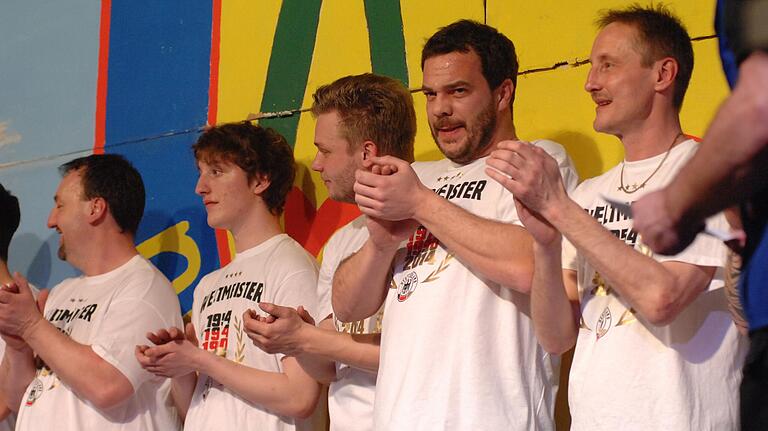 Die Fußball-Weltmeister aus Neustadt. Mittendrin (Zweiter von rechts) Christian Reckentin. Die Fußball-Weltmeister aus Neustadt. Mittendrin (Zweiter von rechts) Christian Reckentin.