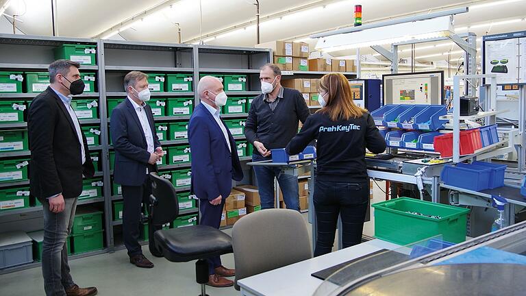 Beim Rundgang durch die Produktion der PrehKeyTec GmbH in Mellrichstadt erhielten Landrat Thomas Habermann (Mitte) und Jörg Geier (links) von der Stabstelle Kreisentwicklung einen Einblick, wie bei dem hochspezialisierten Unternehmen individuelle Spezialtastaturen entstehen. Beim Rundgang durch die Produktion der PrehKeyTec GmbH in Mellrichstadt erhielten Landrat Thomas Habermann (Mitte) und Jörg Geier (links) von der Stabstelle Kreisentwicklung einen Einblick, wie bei dem hochspezialisierten Unternehmen individuelle Spezialtastaturen entstehen.