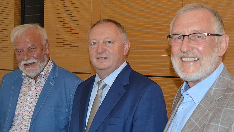 Sind künftig im Gremium nicht mehr mit von der Partie: Eugen Albert (links) und Waldemar Bug (rechts), zusammen mit Landrat Thomas Bold.