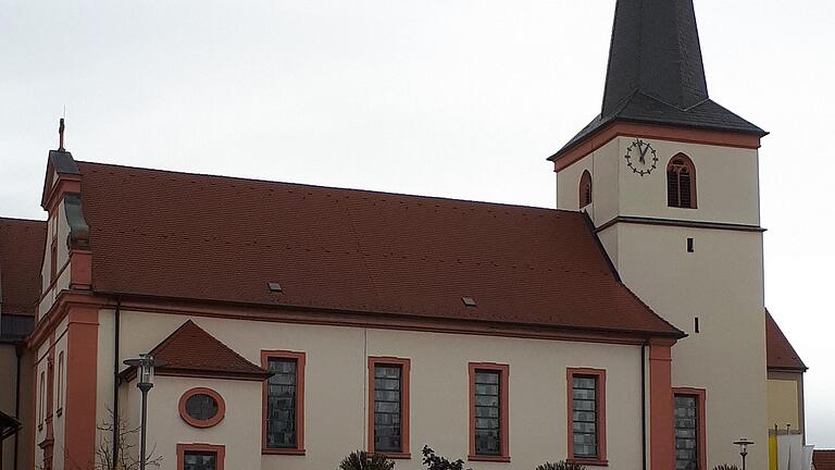 Mächtig erhebt sich die Stadtlauringer Pfarrkirche über den Altort.