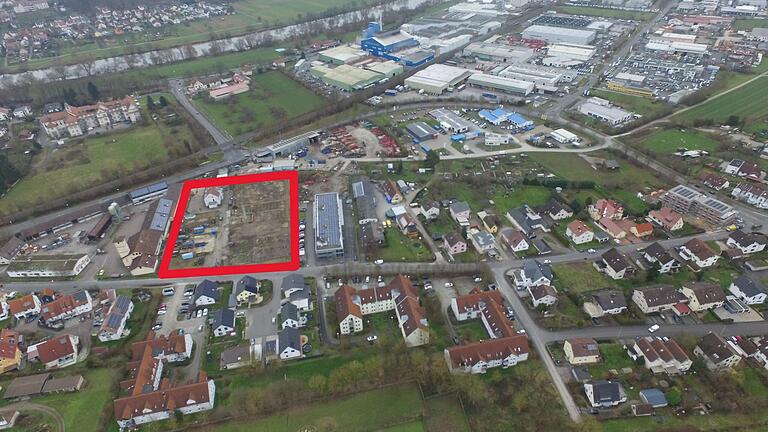 Auf dem Gelände der ehemaligen Gärtnerei Hutzel an der Wombacher Straße soll ein Komplex mit 70 Wohnungen, einem Laden, einer Senioren-WG und einer Kindertagesstätte entstehen. Auf dem Gelände der ehemaligen Gärtnerei Hutzel an der Wombacher Straße soll ein Komplex mit 70 Wohnungen, einem Laden, einer Senioren-WG und einer Kindertagesstätte entstehen.