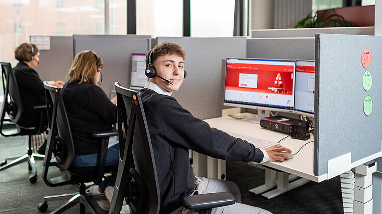 Sparkasse Mainfranken Würzburg       -  Steven Romme absolviert eine Ausbildung zur Servicefachkraft für Dialogmarketing bei der Sparkasse Mainfranken Würzburg.