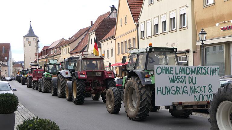 150 Traktoren, Lieferwagen und andere Fahrzeuge zogen im Konvoi durch Haßfurt und anschließend bei einer Rundfahrt durch das Maintal.