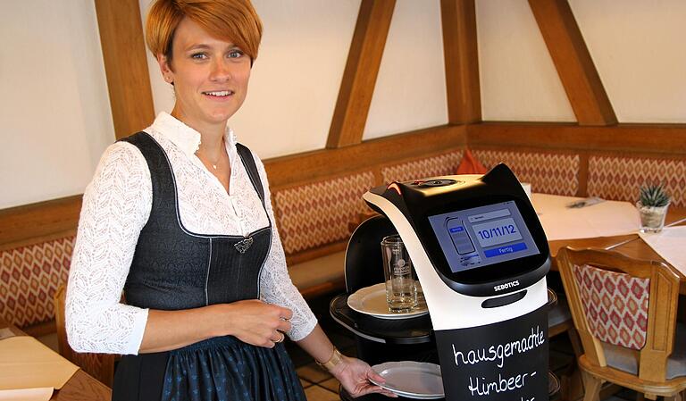Zu einer großen Hilfe für den Service ist der Roboter im Hörblacher Gasthof 'Schwarzes Ross' geworden. Zu einer großen Hilfe für den Service ist der Roboter im Hörblacher Gasthof 'Schwarzes Ross' geworden.
