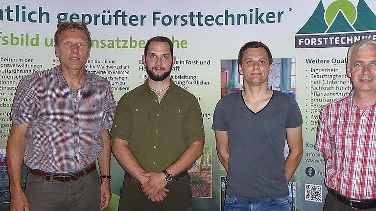 Auf der Tagesordnung des Treffens der Forsttechniker stand auch die Neuwahl der Vorstandschaft. Im Bild von links: Ralf Herrmann, Martin Friedrich, Marius Kobrow, Thomas Roth. Auf der Tagesordnung des Treffens der Forsttechniker stand auch die Neuwahl der Vorstandschaft. Im Bild von links: Ralf Herrmann, Martin Friedrich, Marius Kobrow, Thomas Roth.
