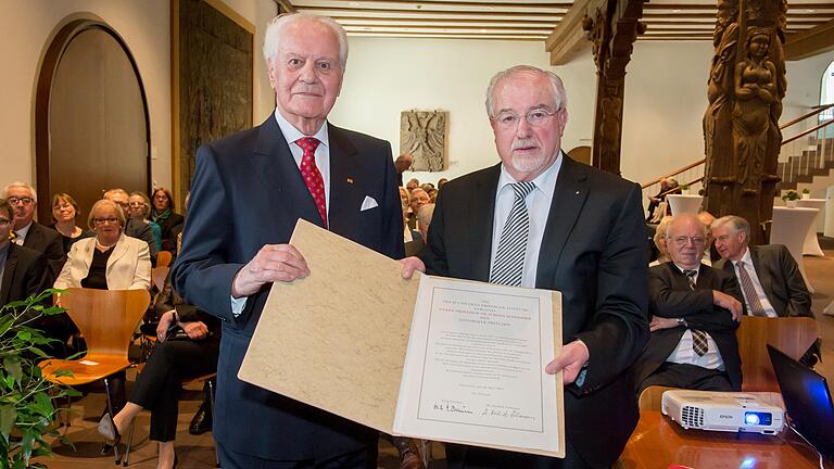 Historikerpreis der Kronauer Stiftung für Jürgen Schneider: Der emeritierte Nürnberger Wirtschaftshistoriker Jürgen Schneider (rechts) erhielt den diesjährigen Preis für sein umfängliches Werk über die ökonomischen Ursachen des Scheiterns des kommunistischen Gesellschaftsexperiments.