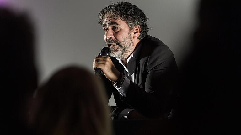 Journalist und Autor Deniz Yücel las am Freitag im Audimax der Uni Würzburg aus seinem Buch 'Agentterrorist', in dem er seinen Gefängnisaufenthalt in der Türkei aufarbeitet.