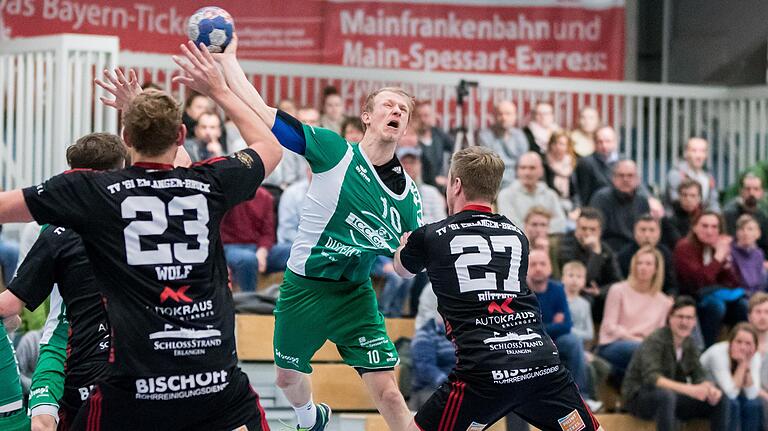 Beim Drittliga-Absteiger TSV Erlangen-Bruck spielte Tobias Büttner (rechts) bis zuletzt in der Bayernliga Handball, im März 2018 gastierte 'Brooklin United', wie sich der Verein nennt, bei der DJK in Waldbüttelbrunn (Mitte Manuel Feitz).