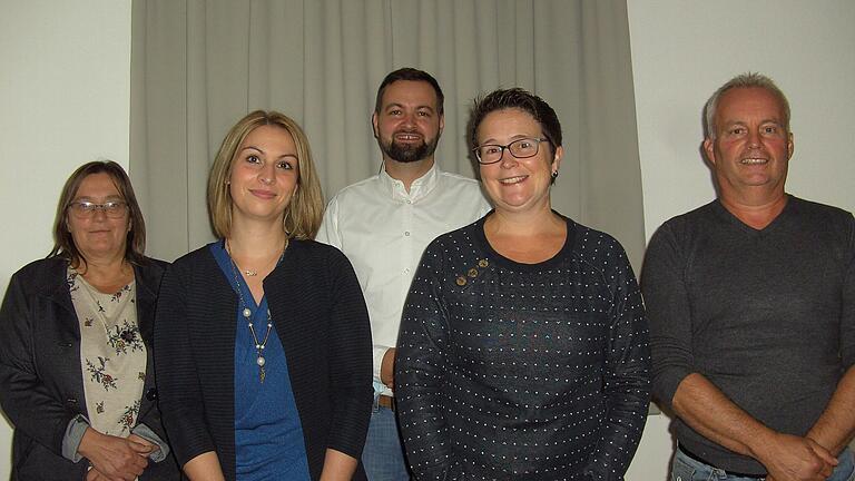 Stefan Zink (Mitte) wurde beim Obst- und Gartenbauverein Wittershausen von den bisherigen Vorsitzenden Hans Dünninger (links) und Bruno Geiger mit der Silbernen Ehrennadel geehrt. Foto: Udo Sell       -  Stefan Zink (Mitte) wurde beim Obst- und Gartenbauverein Wittershausen von den bisherigen Vorsitzenden Hans Dünninger (links) und Bruno Geiger mit der Silbernen Ehrennadel geehrt. Foto: Udo Sell