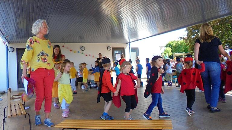 Die jüngsten Kindergartenkinder ließen kleine rote Marienkäfer auf dem Arm tanzen zur Farbe Rot.