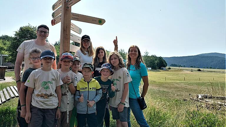 Einige Junior Ranger des Naturparks Haßberge haben beim Junior Ranger Bundestreffen 2023 teilgenommen. Das Foto zeigt den Wegweiser zum Naturpark Haßberge. Als Betreuer*innen waren Andreas Klopf (ehrenamtlich) und Katja Winter dabei.