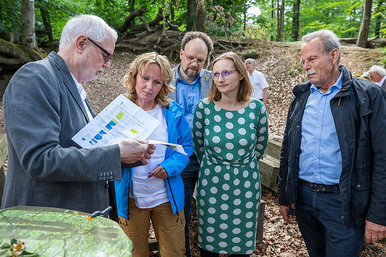 Liebhard Löffler (links) freute sich ebenso über den Besuch von Steffi Lemke (daneben) wie die grüne Bundestagsabgeordnete Lisa Badum und ihre Landtagskollegen Patrick Friedl (dahinter) und Paul Knoblach (rechts).