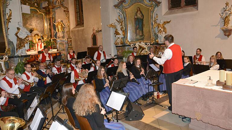 Das Blasorchester der Freunde der Musik e.V. Hettstadt in der St.-Sixtus-Kirche.