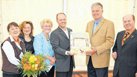 Sag es mit Süßem: Bürgermeister Georg Böhm überreichte anlässlich des Jubiläums der Familie Düring in Saal eine spezielle Geburtstagstorte. Im Bild (von links): Mariette Düring, Sabine Koob, Isolde Düring, Waldemar Düring, Bürgermeister Georg Böhm und Christian Düring.