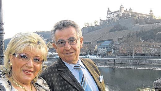 Neue Heimat in Würzburg: Alexander und Janet Ün auf der Alten Mainbrücke.